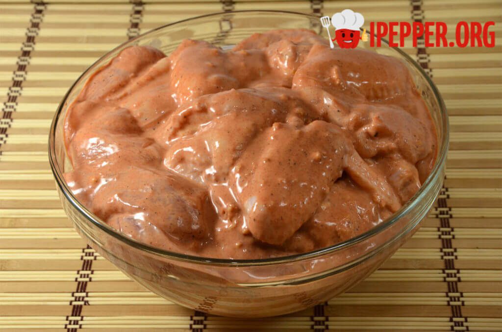 Рецепт Куриное мясо, выдержанное в маринаде и запеченное с картофелем в духовке. Шаг 2