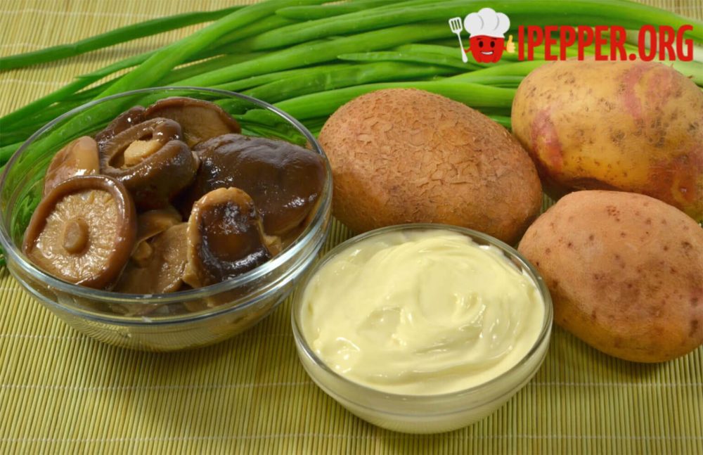Салат из картофеля с копченной горбушей и маринованным луком