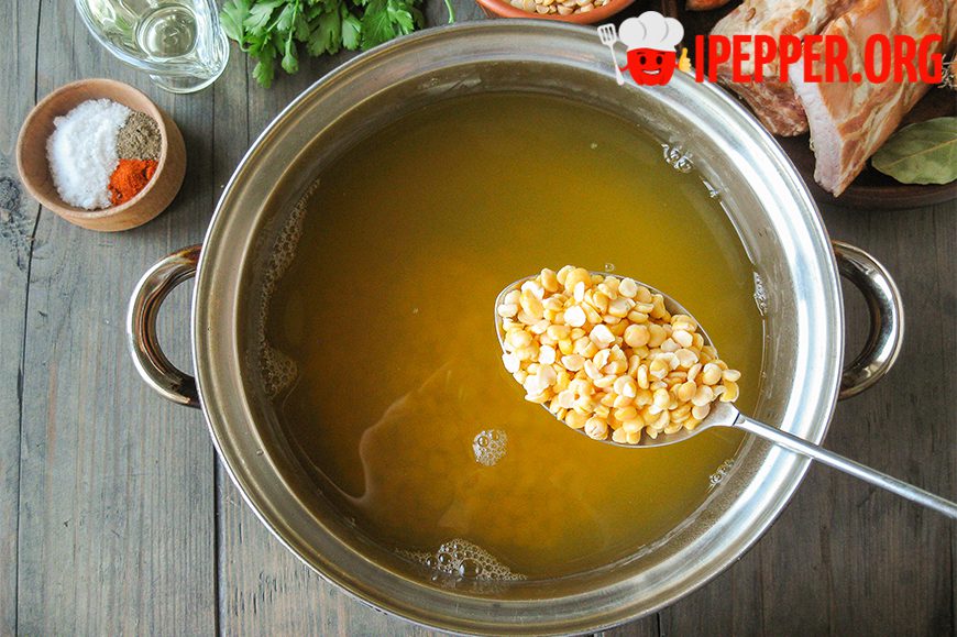 Рецепт Гороховый суп с копчеными ребрышками на овощном бульоне. Шаг 1