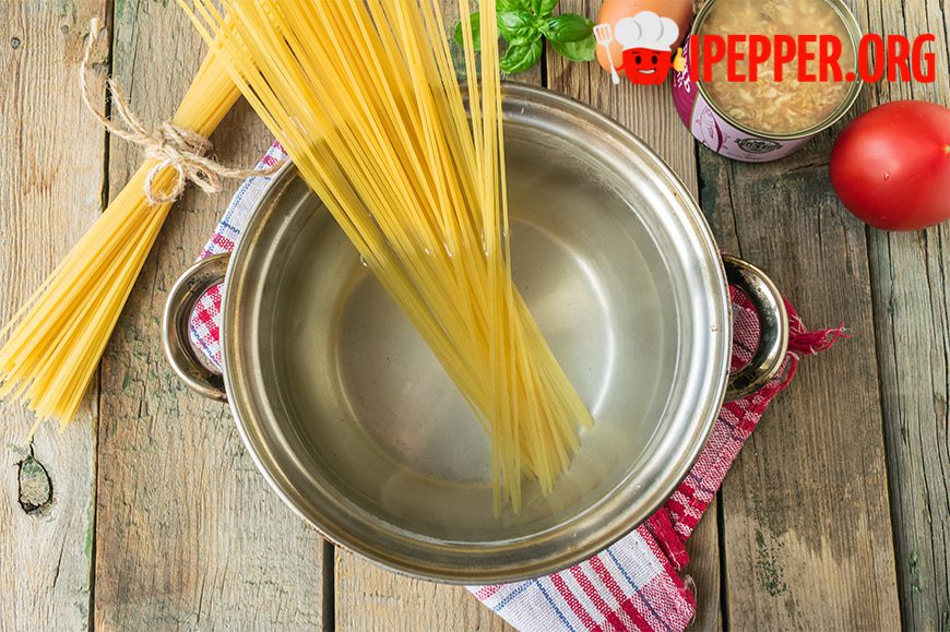Рецепт Спагетти с тунцом и помидорами. Шаг 1