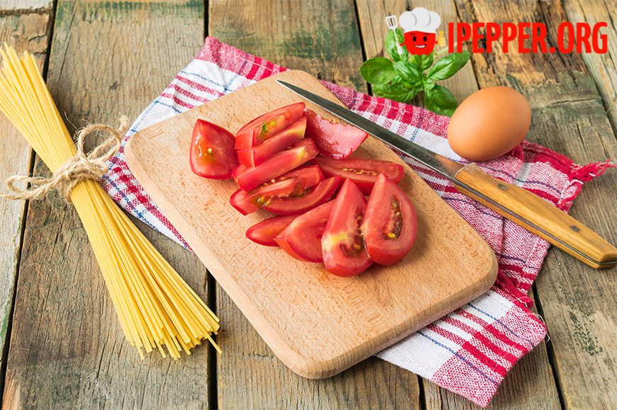 Рецепт Спагетти с тунцом и помидорами. Шаг 2