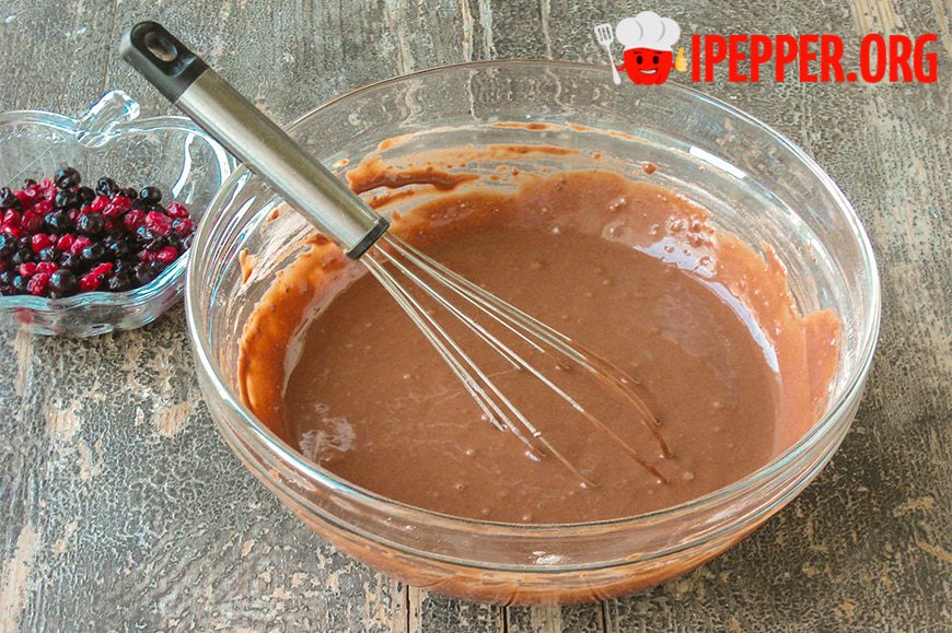 Рецепт Шоколадные панкейки с ягодным соусом. Шаг 5