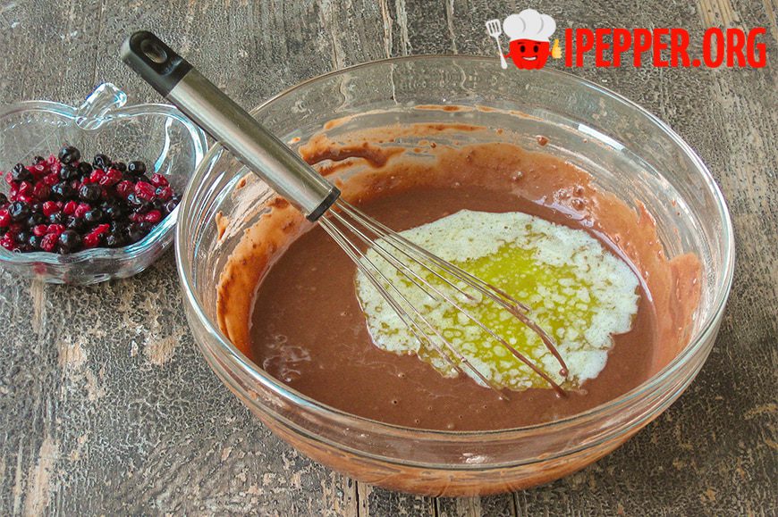Рецепт Шоколадные панкейки с ягодным соусом. Шаг 6