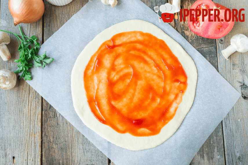 Рецепт Пицца с колбасой и сыром. Шаг 7