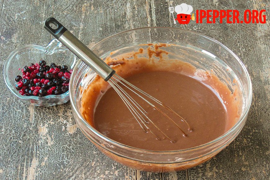 Рецепт Шоколадные панкейки с ягодным соусом. Шаг 7