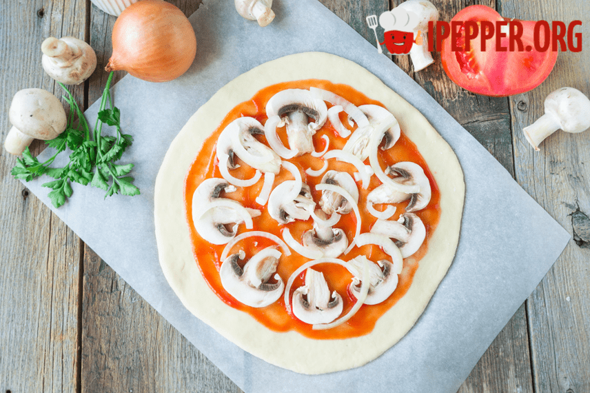 Рецепт Пицца с колбасой и сыром. Шаг 8