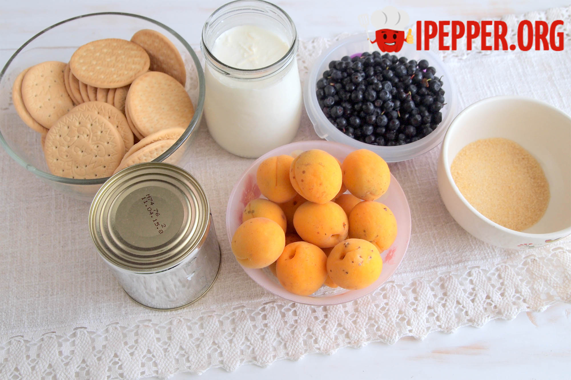 Описание рецепта Йогуртовый торт с абрикосами и черникой
