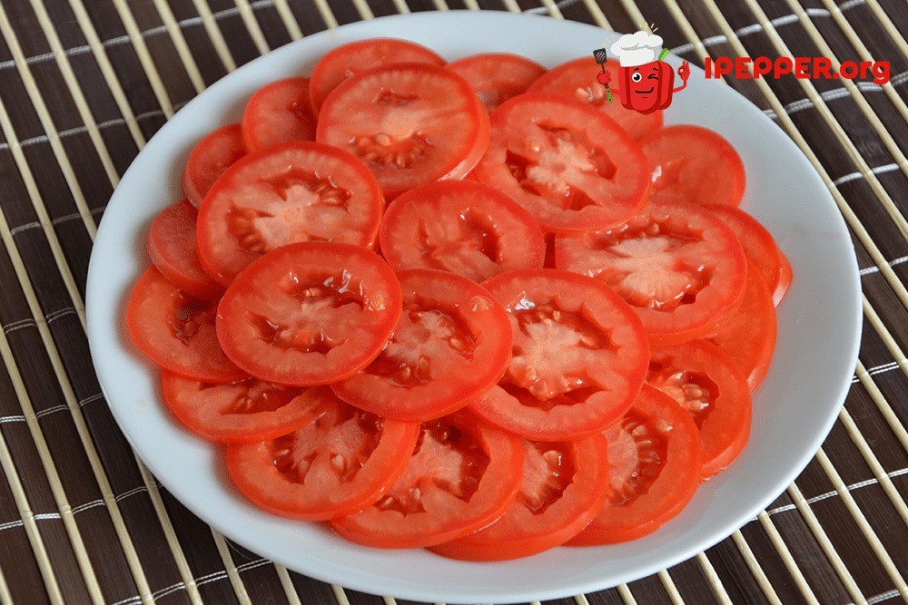 Рецепт Горячие рулеты из лаваша с помидорами и сыром. Шаг 1