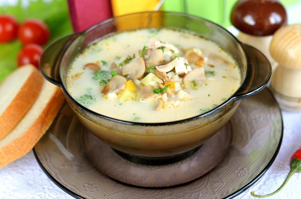 Грибной суп с плавленым сыром, приготовленный на курином бульоне