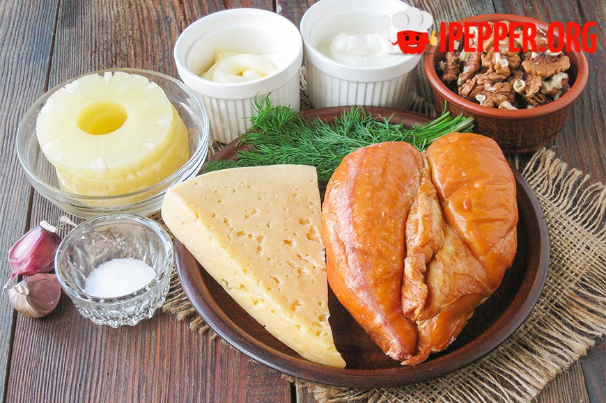 Описание рецепта Салат из копченой курицы с ананасом и сыром