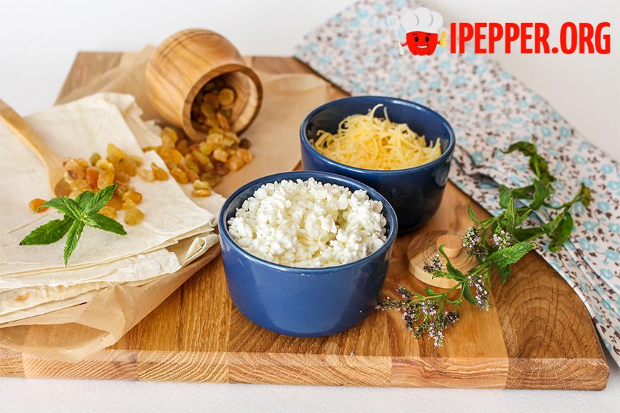 Описание рецепта Лаваш с творогом, изюмом и твердым сыром на сковороде
