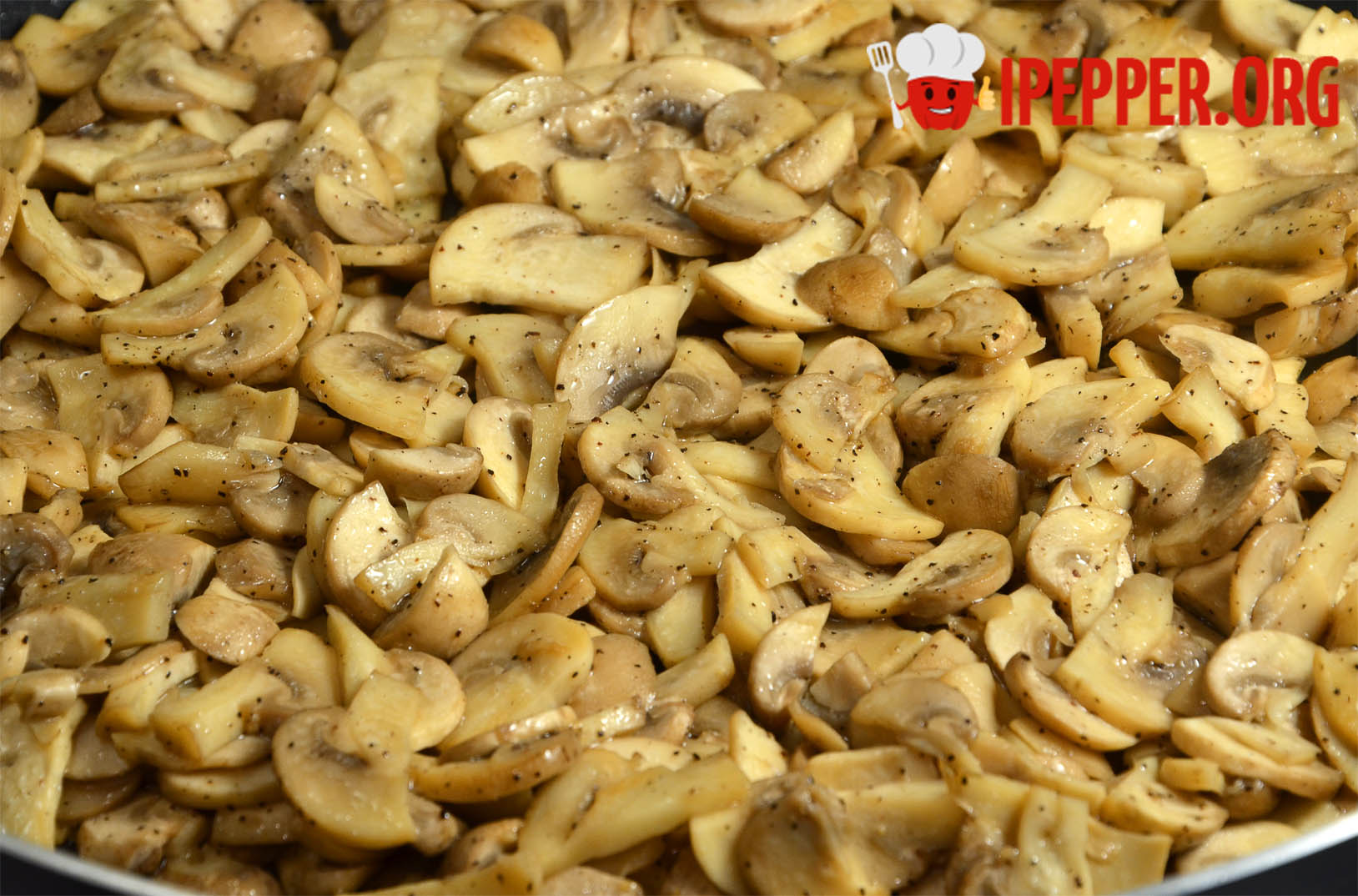 Рецепт Свинина с картофелем и грибами, запеченная под соусом бешамель. Шаг 4