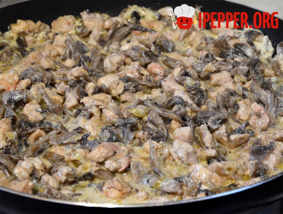 Рецепт Жюльен в булочках с курицей и грибами. Шаг 7