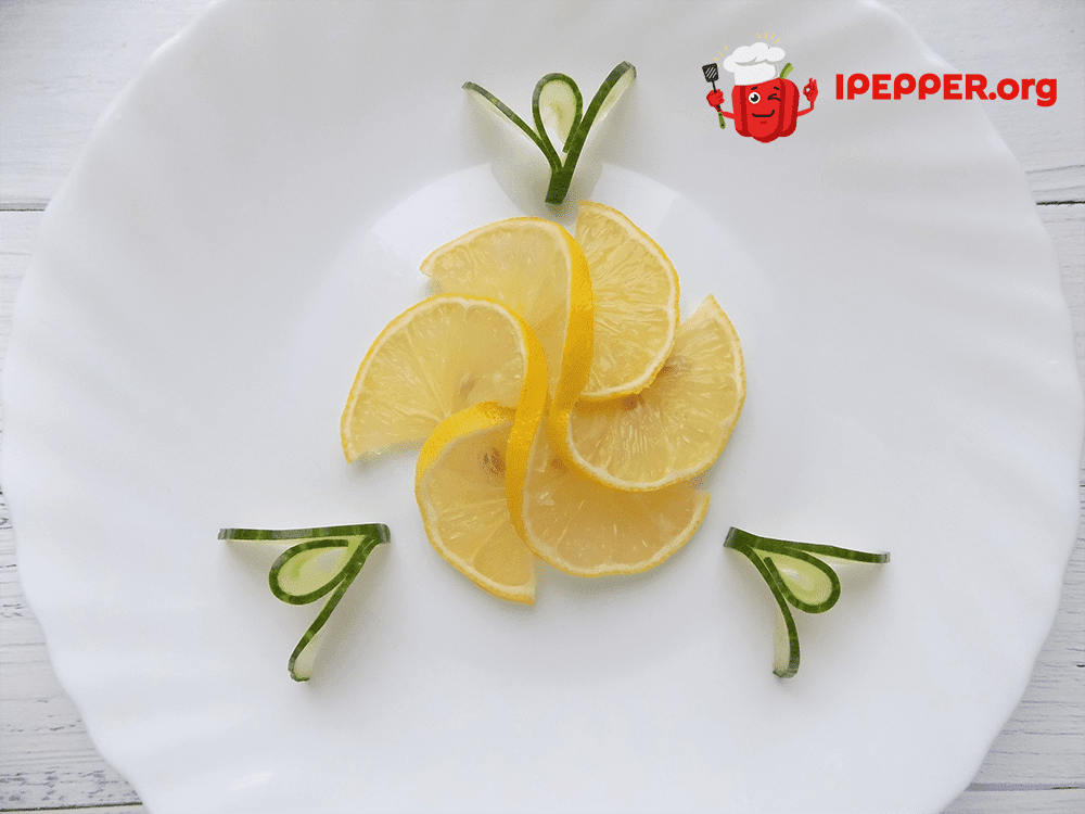 Как красиво нарезать лимон (2 вариант) шаг 5