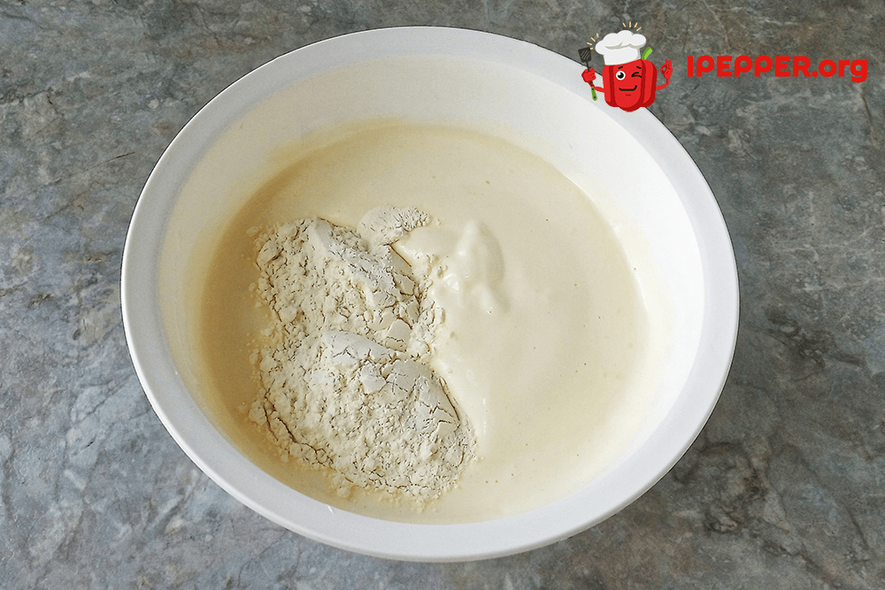 Рецепт Бисквитный рулет с ягодно-сырным кремом. Шаг 5