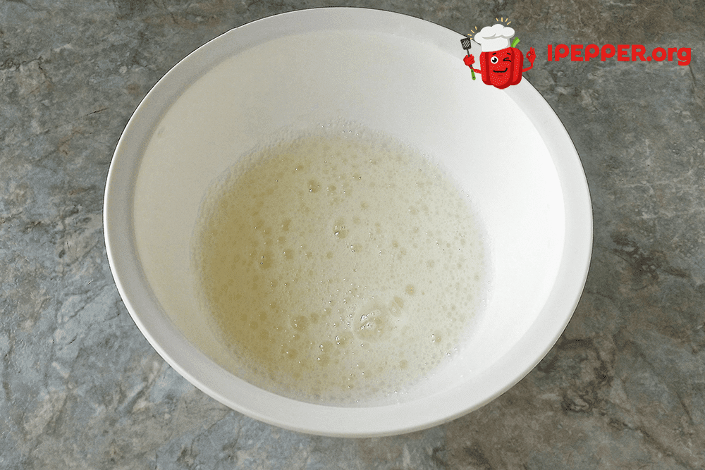 Рецепт Бисквитный рулет с ягодно-сырным кремом. Шаг 2