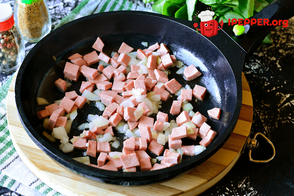Рецепт Макароны с помидорами и колбасой на сковороде. Шаг 2