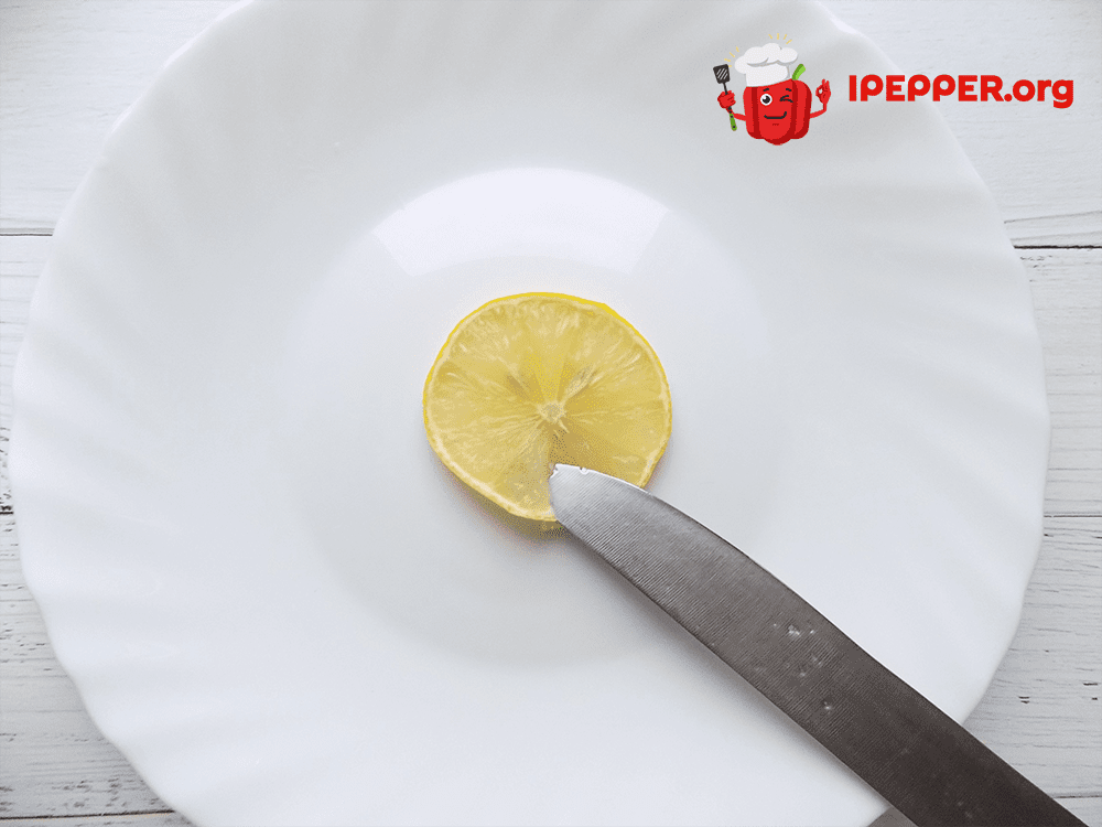 Как красиво нарезать лимон (1 вариант) шаг 2