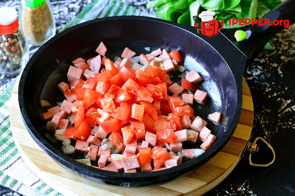 Рецепт Макароны с помидорами и колбасой на сковороде. Шаг 3