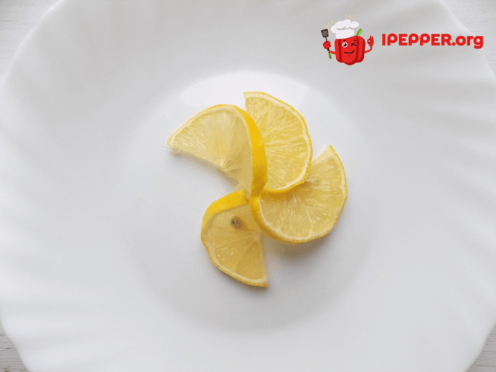 Как красиво нарезать лимон (2 вариант) шаг 3