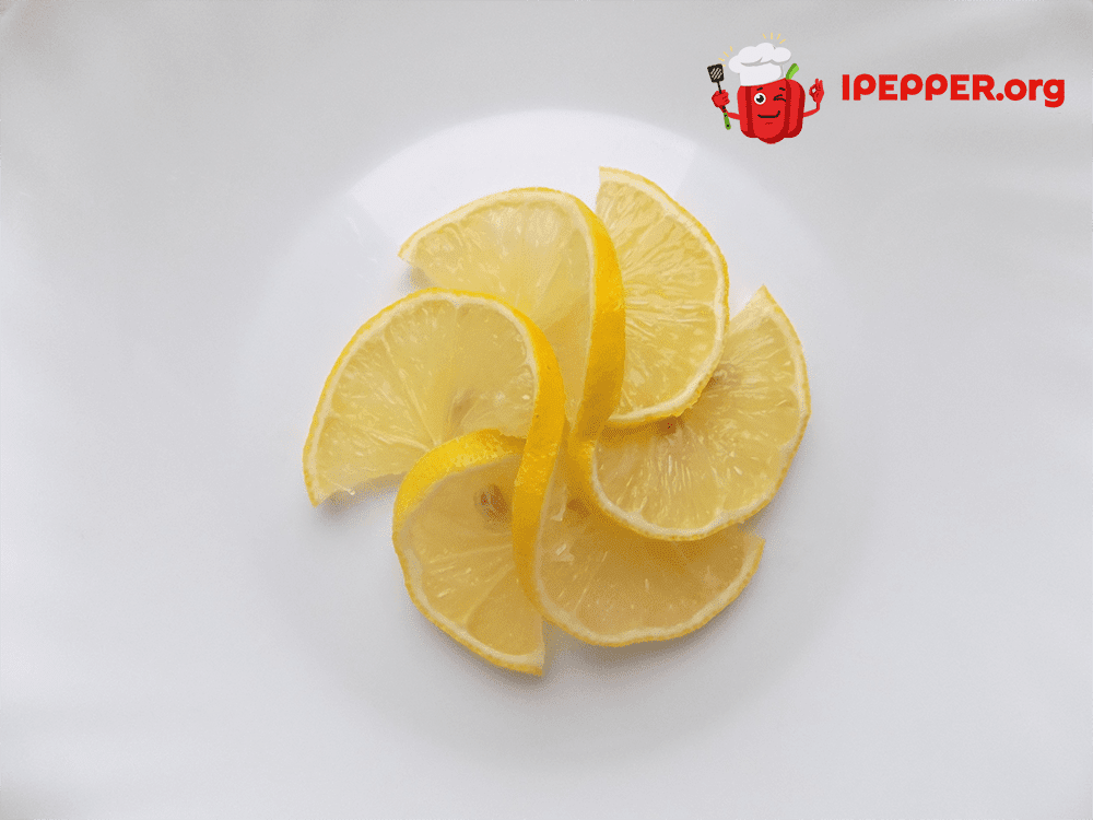 Как красиво нарезать лимон (2 вариант) шаг 4