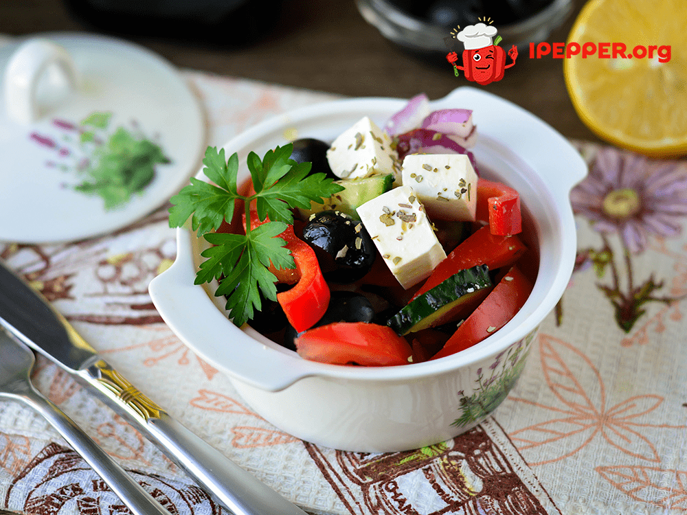 Рецепт Греческий салат с брынзой Хориятики. Шаг 8