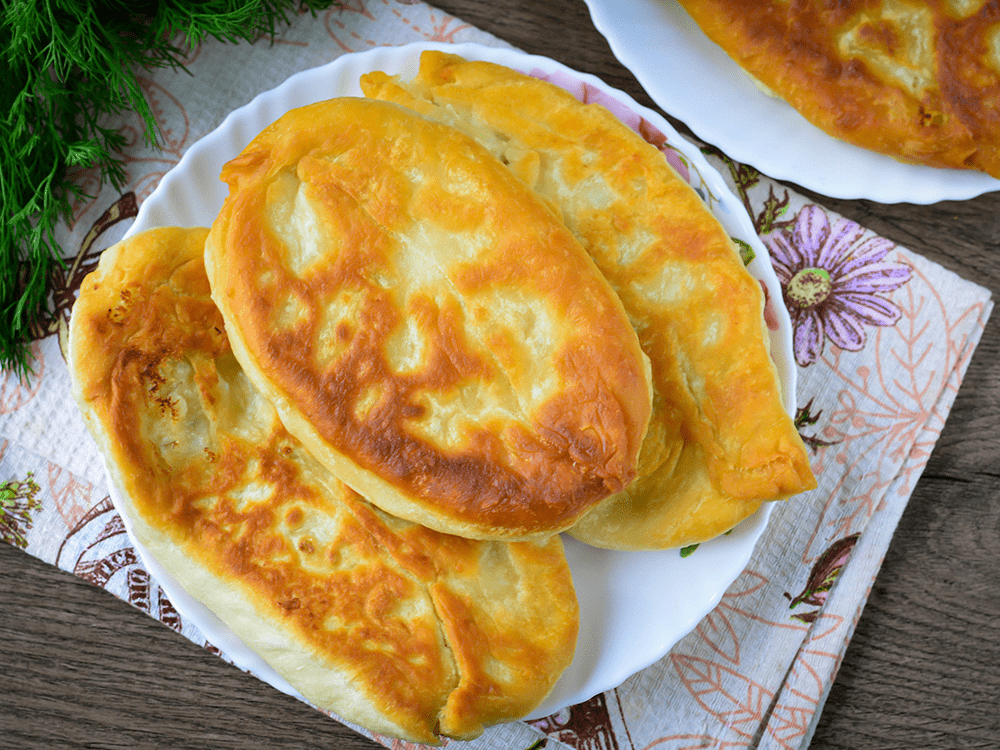 Пирожки с луком и яйцом (жареные на сковороде): рецепт с фото