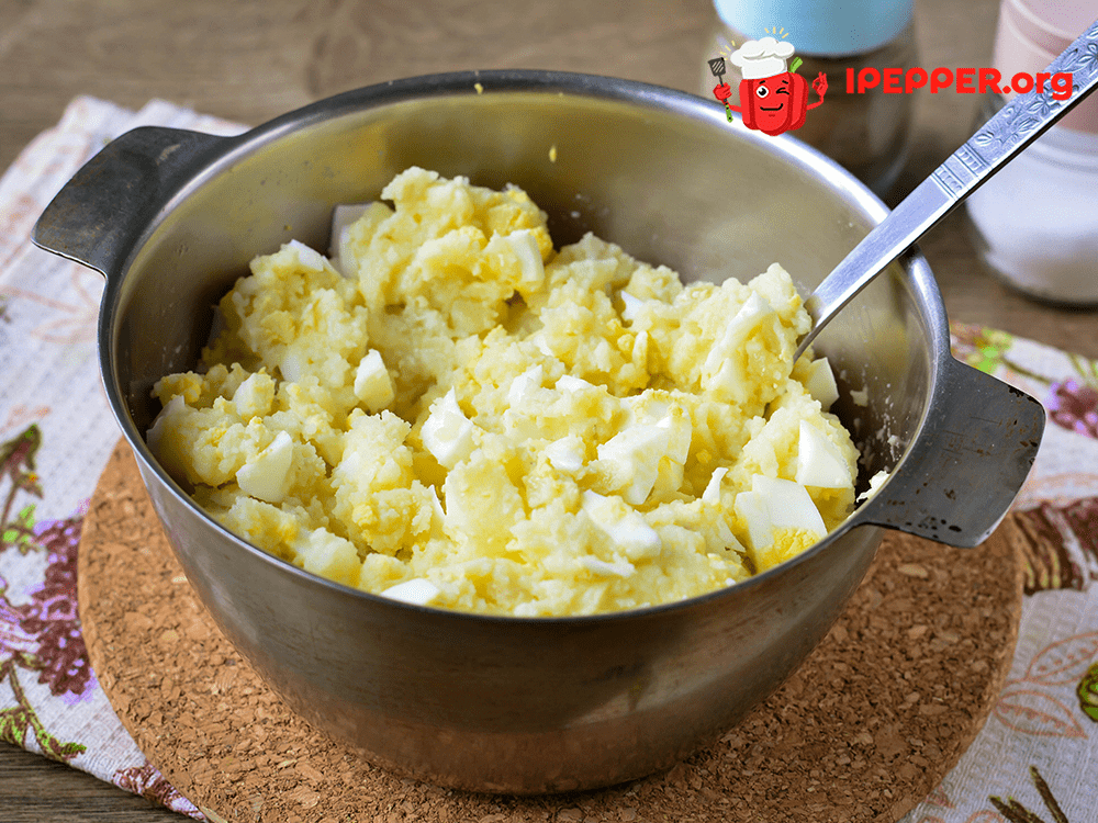 Рецепт Жареные пирожки с картошкой и яйцом. Шаг 8