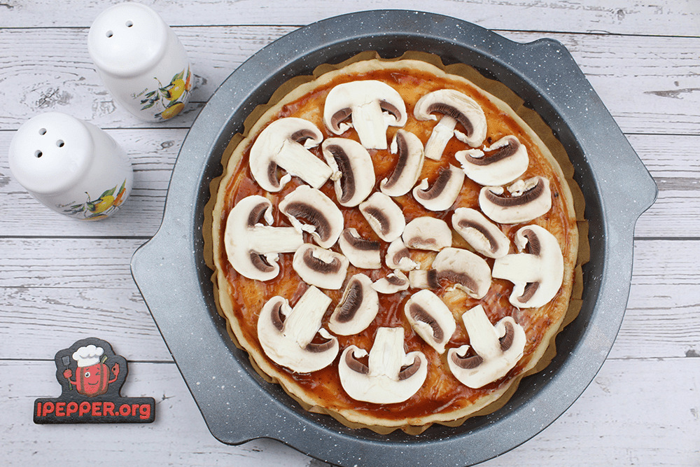 Рецепт Пицца с грибами и сыром. Шаг 6
