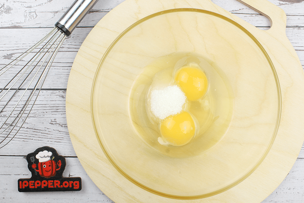 Рецепт Тонкие блины на воде с яйцами. Шаг 1