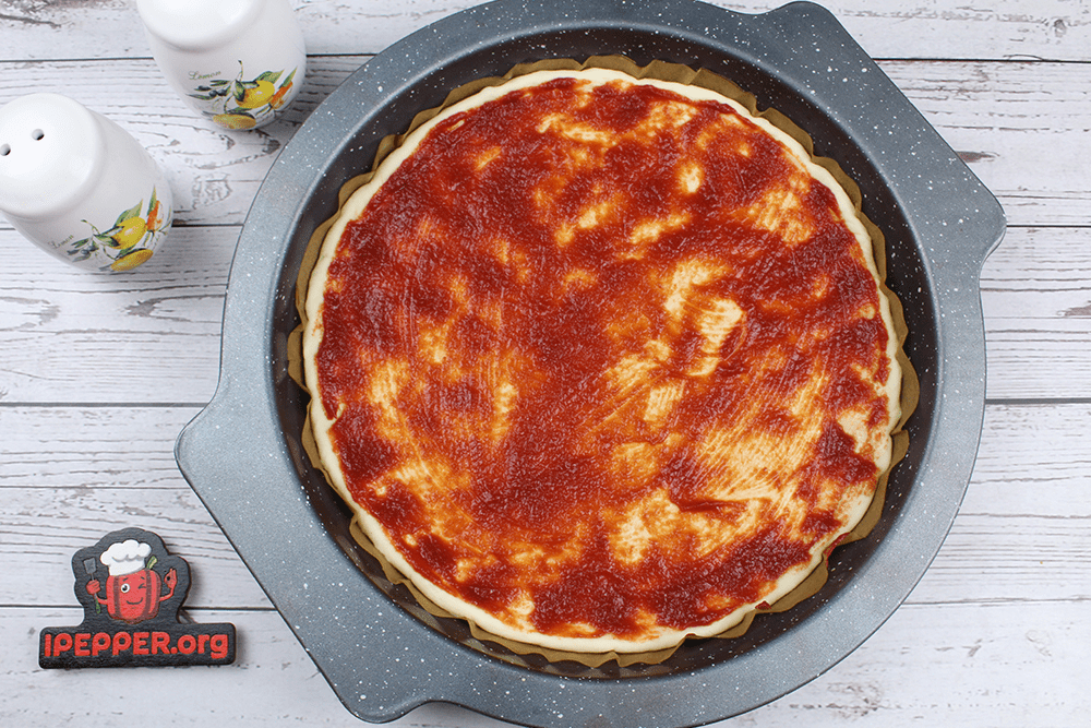 Рецепт Пицца с колбасой, сыром и помидорами. Шаг 4