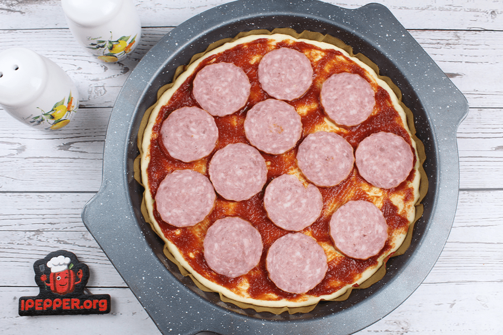 Рецепт Пицца с колбасой, сыром и помидорами. Шаг 5