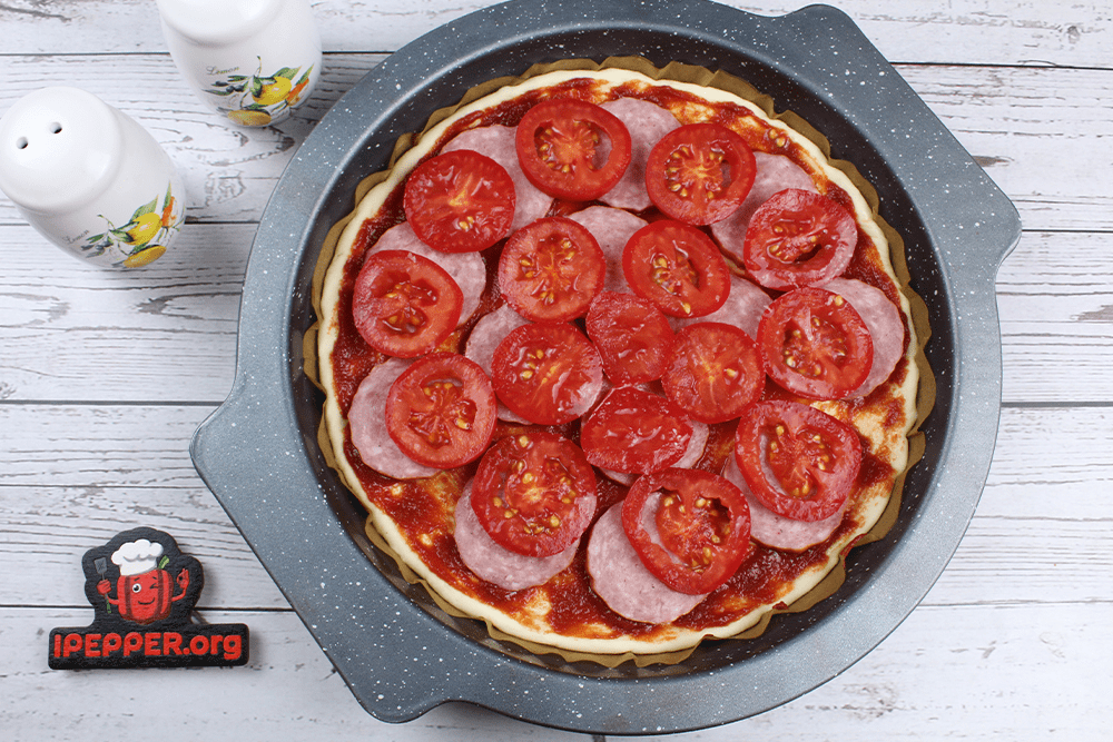 Пицца на пышном тесте с колбасой и помидорами