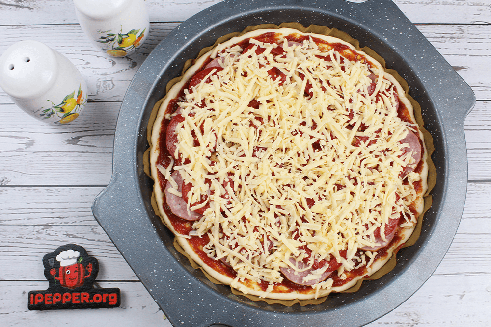 Рецепт Пицца с колбасой, сыром и помидорами. Шаг 7