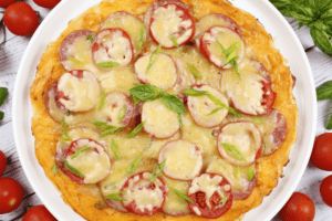 Пицца на сковороде с колбасой и сыром