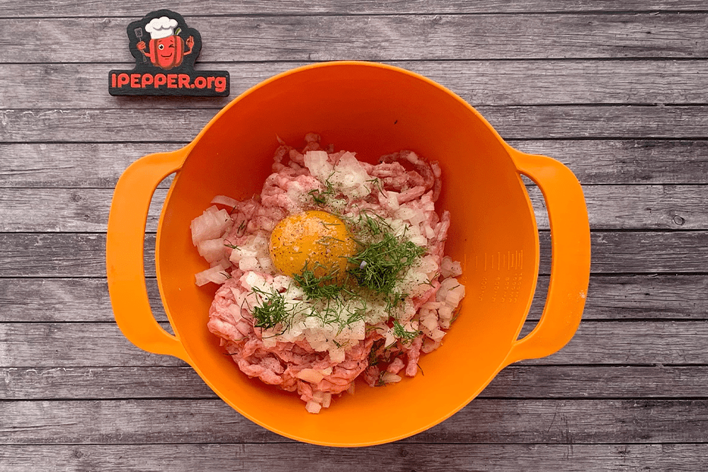 Тефтели с рисом — простой пошаговый рецепт вкусного блюда из фарша с подливкой на сковороде.