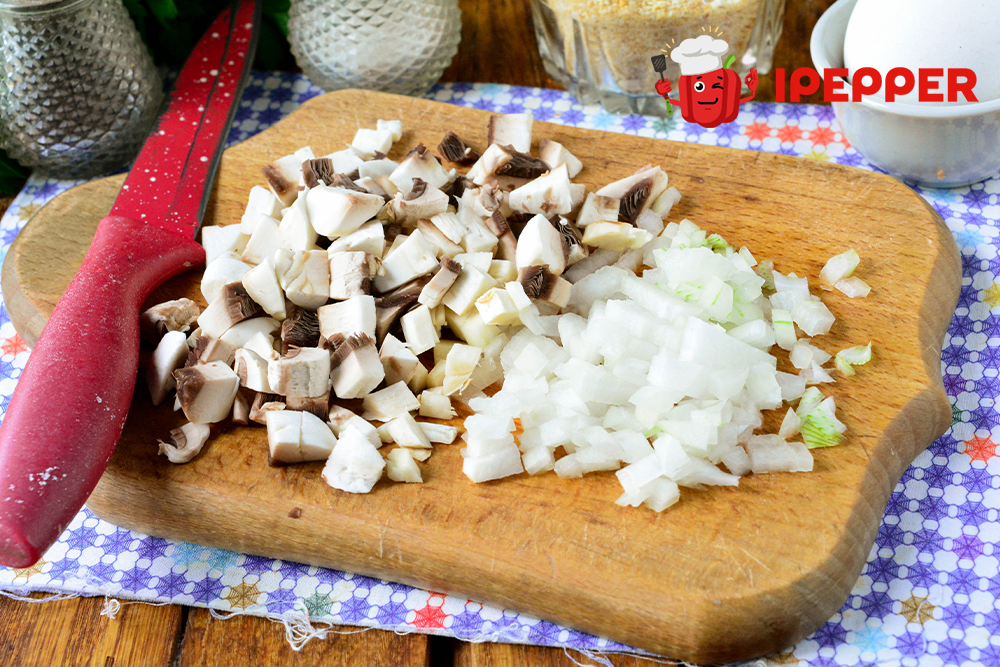 Рецепт Мясные котлеты с грибами на сковороде. Шаг 1