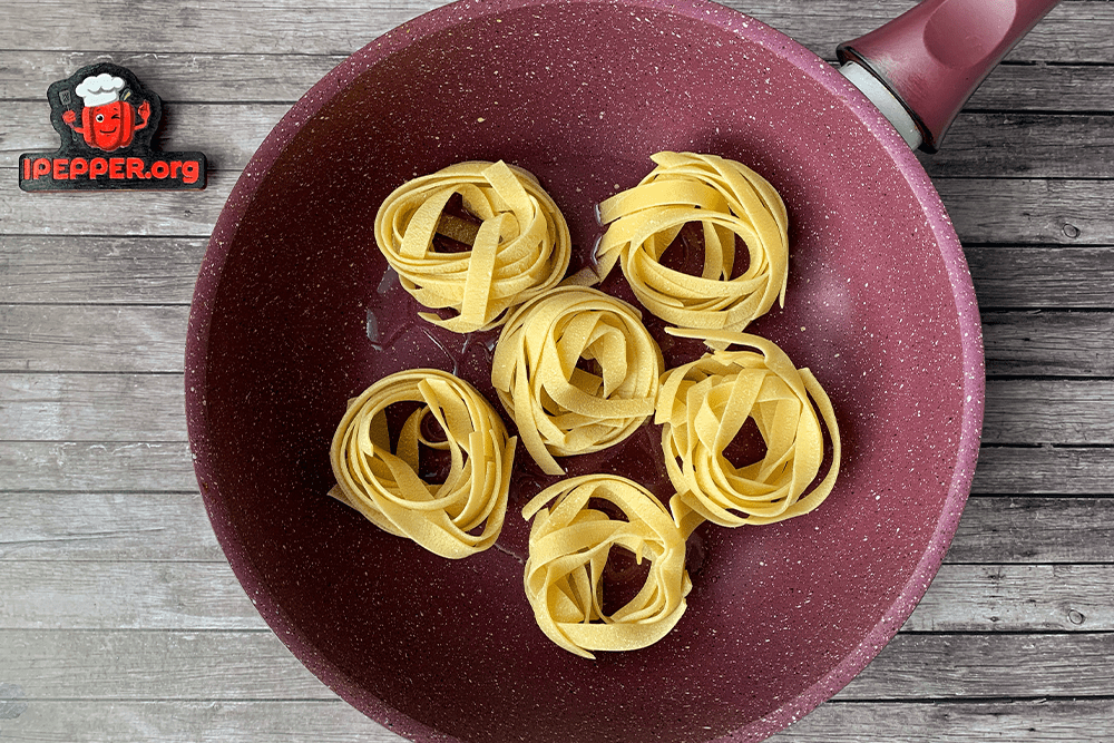 Макаронные гнезда с фаршем на сковороде - простой и вкусный рецепт с пошаговыми фото