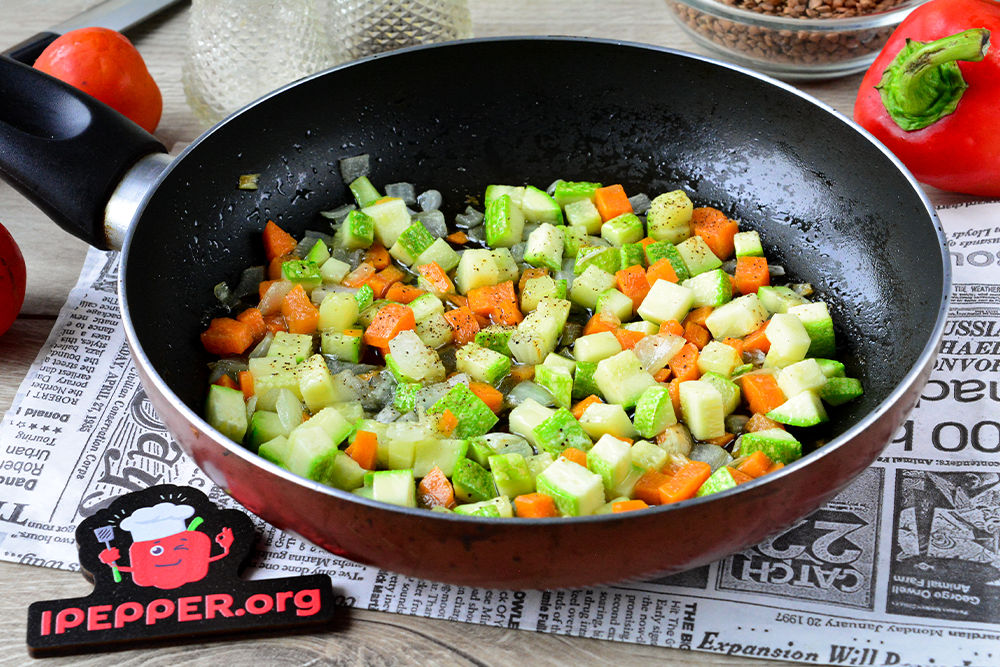 Рецепт Гречка с овощами в духовке. Шаг 2